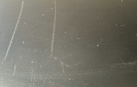 La surface de mon comptoir de cuisine environ 3 ans après l’avoir peinturé avec supposément la meilleure peinture pour comptoir… comptoir de ma maison